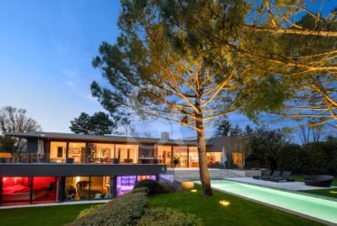 Propriété Contemporaine d'Exception avec Piscine Intérieure et Extérieure